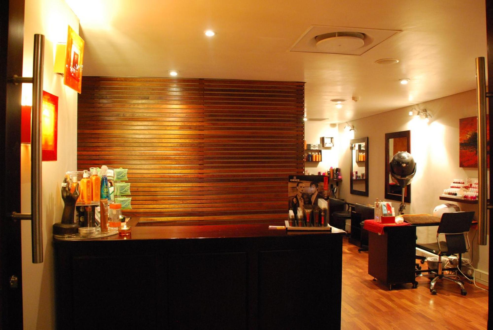 Southern Sun Or Tambo International Airport Кемптън Парк Екстериор снимка A hairdressing salon in Johannesburg, South Africa.