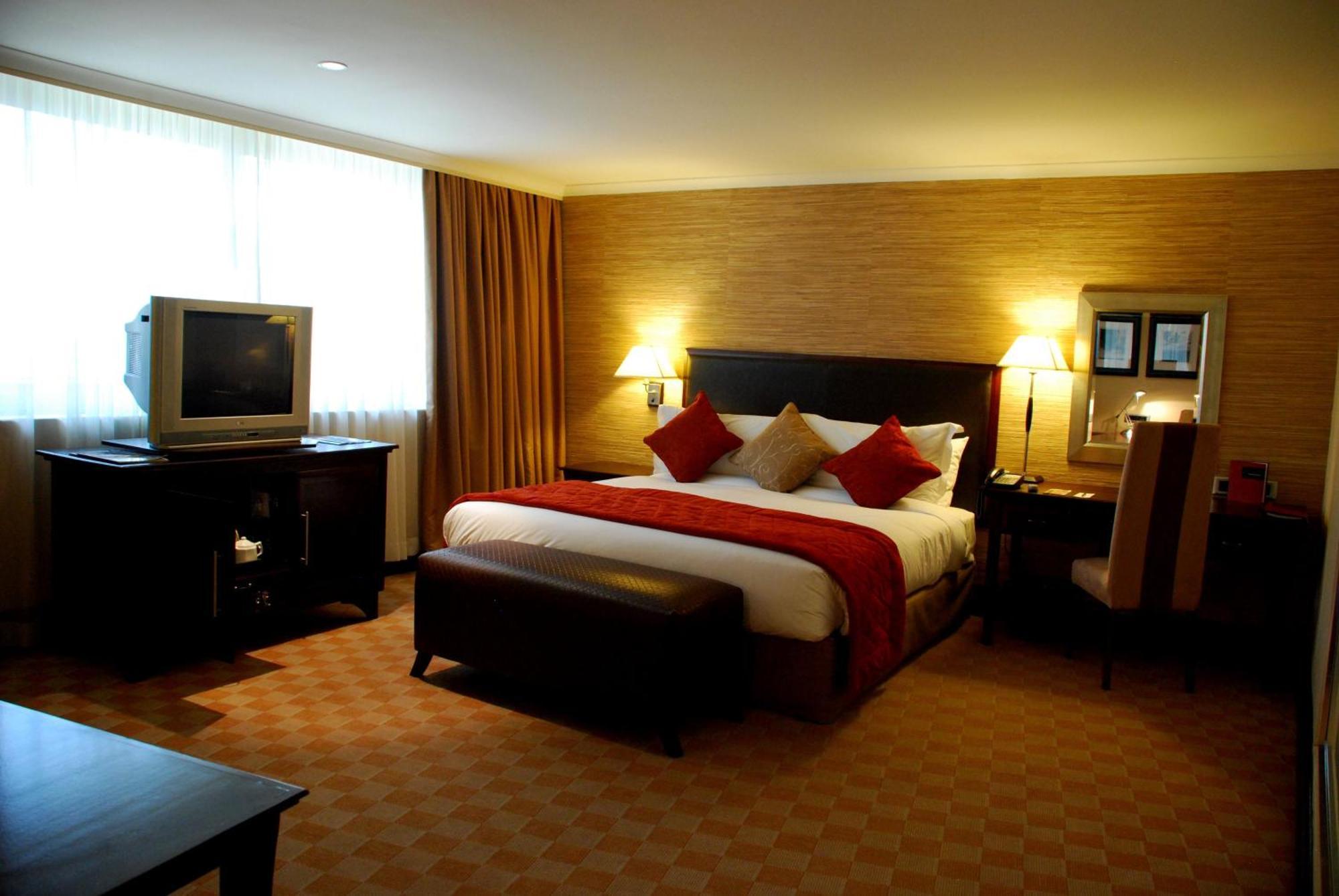 Southern Sun Or Tambo International Airport Кемптън Парк Екстериор снимка A bedroom in a hotel