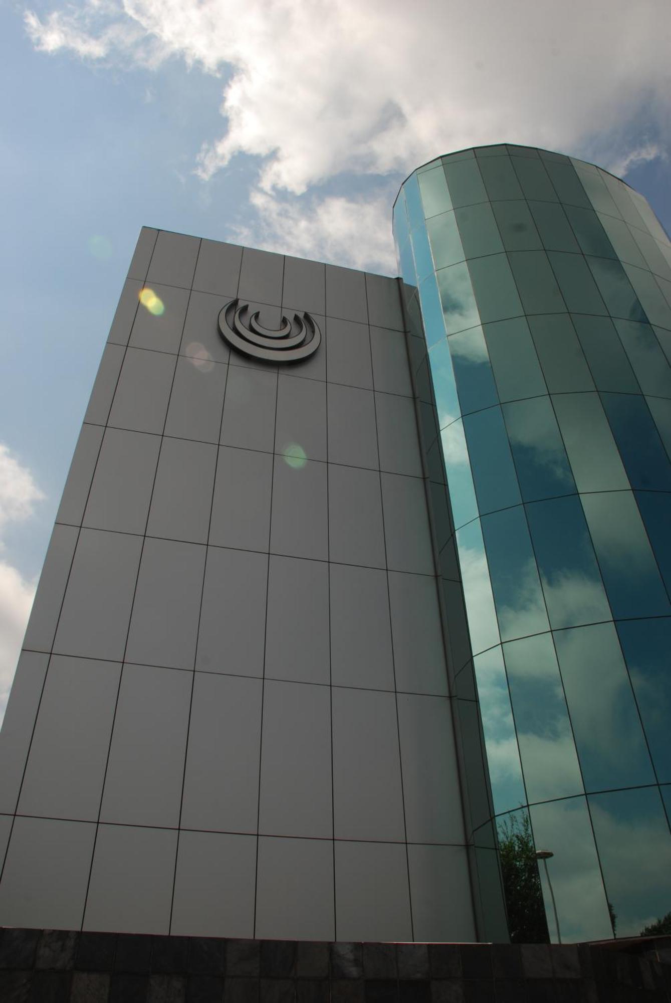 Southern Sun Or Tambo International Airport Кемптън Парк Екстериор снимка The building of the university