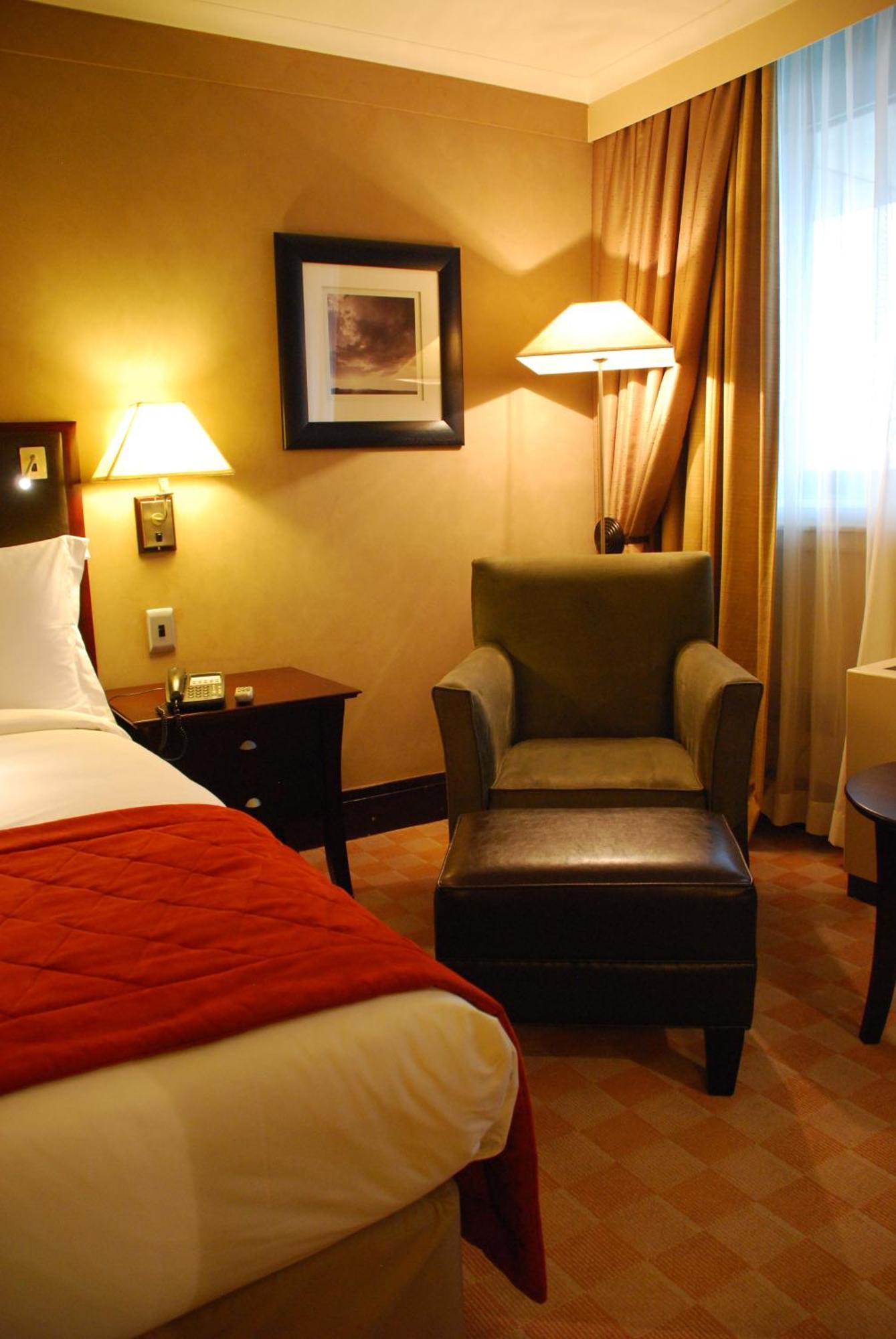 Southern Sun Or Tambo International Airport Кемптън Парк Екстериор снимка A room at a hotel