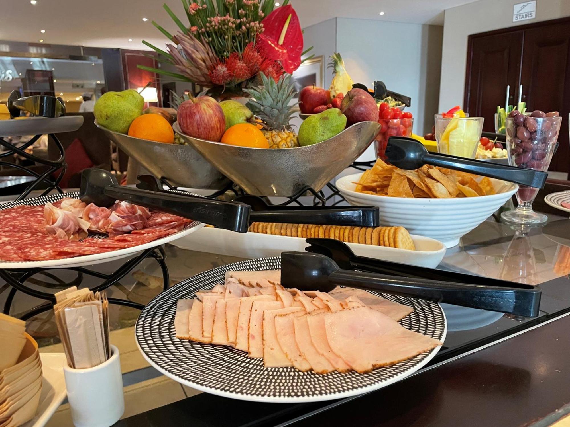 Southern Sun Or Tambo International Airport Кемптън Парк Екстериор снимка A buffet breakfast at a luxury hotel in Johannesburg, South Africa.